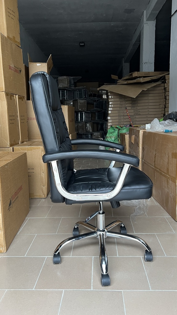 CHAISE DIRECTEUR EN SIMILICUIR NOIRE